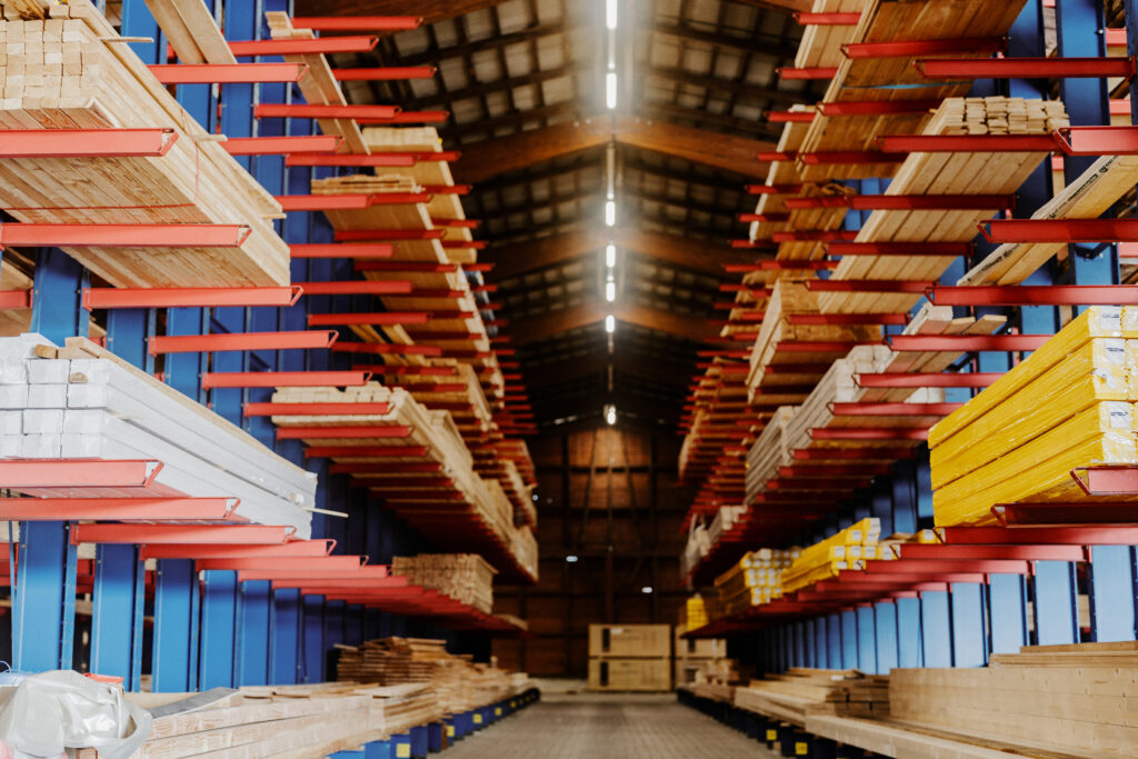 Gelagerte Hobelware und Blockware im Lagerregal in der Halle