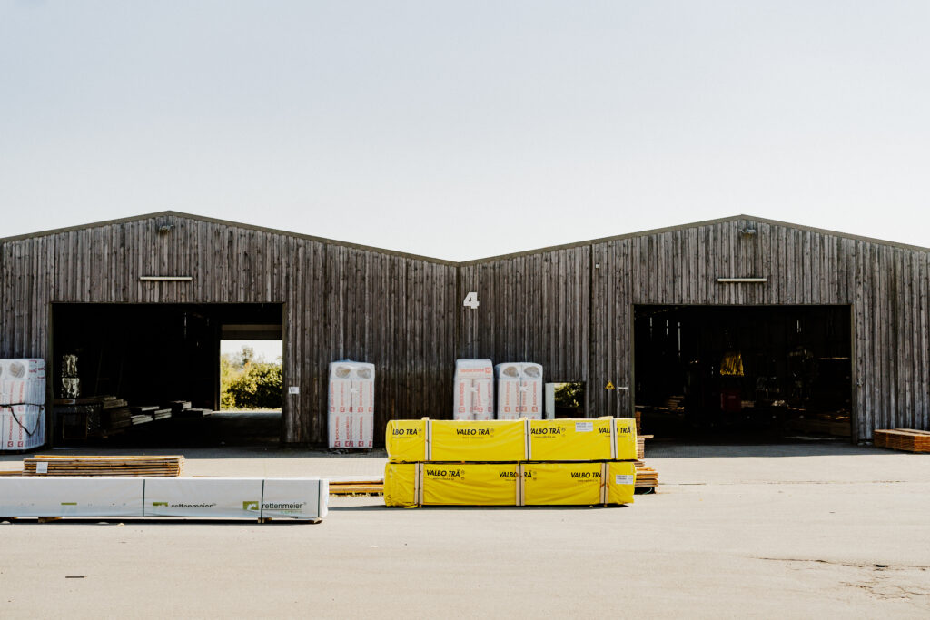 Lagerhalle für Dämmung und Holz am Außenlager der Holzhandlung