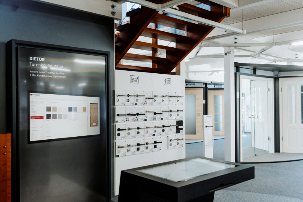 Das digitale Türentool der Firma Prüm in der Ausstellung der Holzhandlung Herbst.