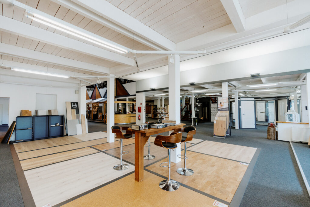 Fußbodenausstellung mit Vinylboden, Laminat, Parkett und Massivholz
